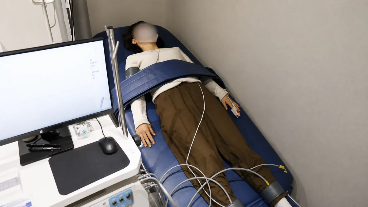 오상신경외과 기립경사 테이블 검사 장면